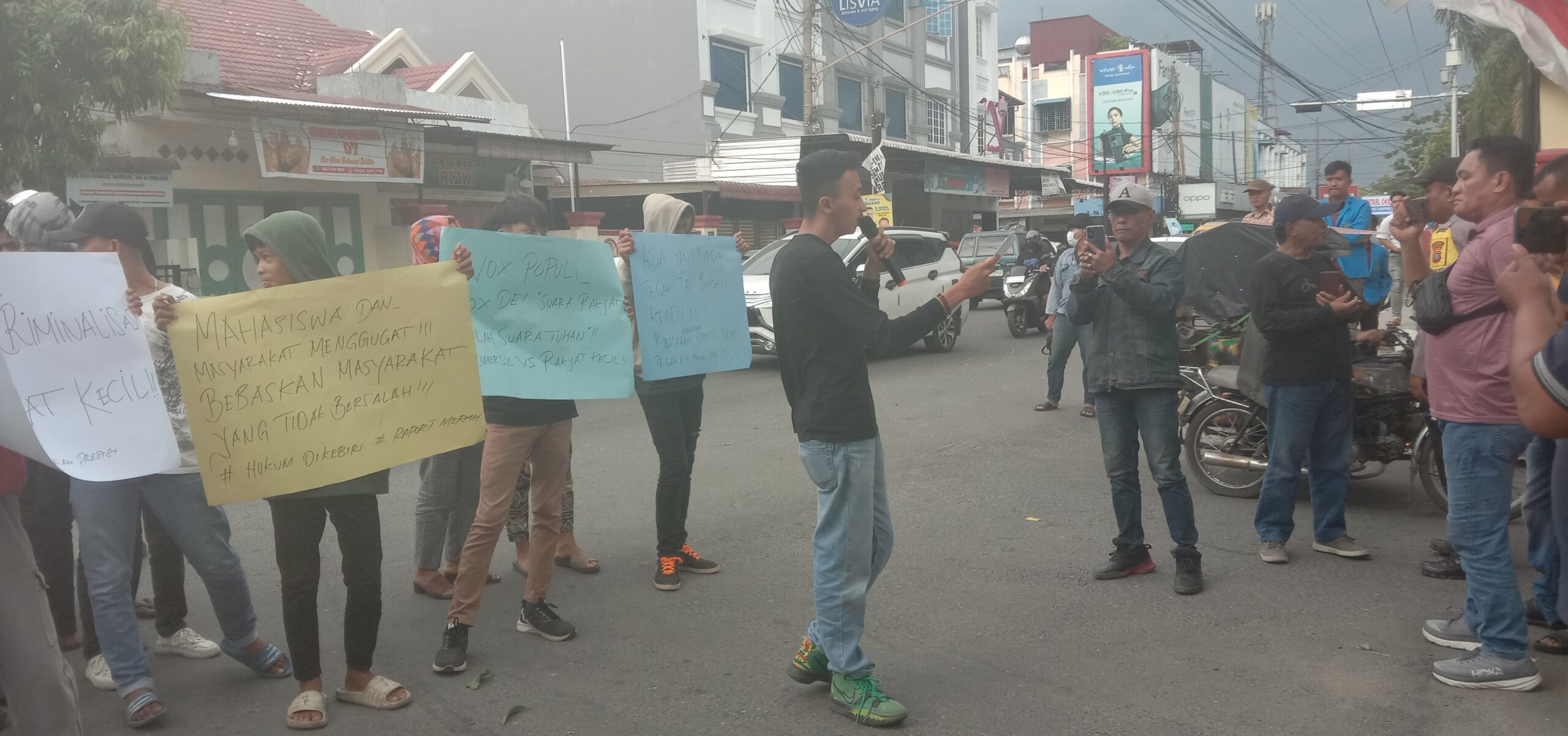 module: a; 
touch: (-1.0, -1.0); 
modeInfo: ; 
sceneMode: Auto; 
cct_value: 0; 
AI_Scene: (-1, -1); 
aec_lux: 116.0;